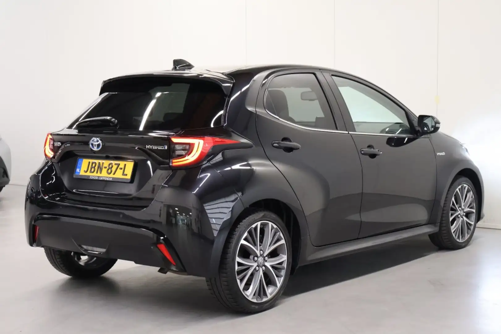 Toyota Yaris 1.5 Hybrid Executive Negro - 2