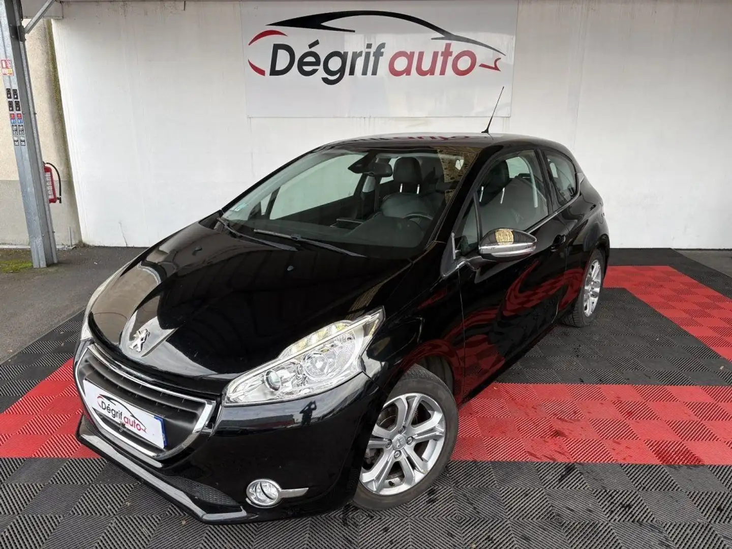 Peugeot 208 1.2 VTi 82ch BVM5 Active Schwarz - 1