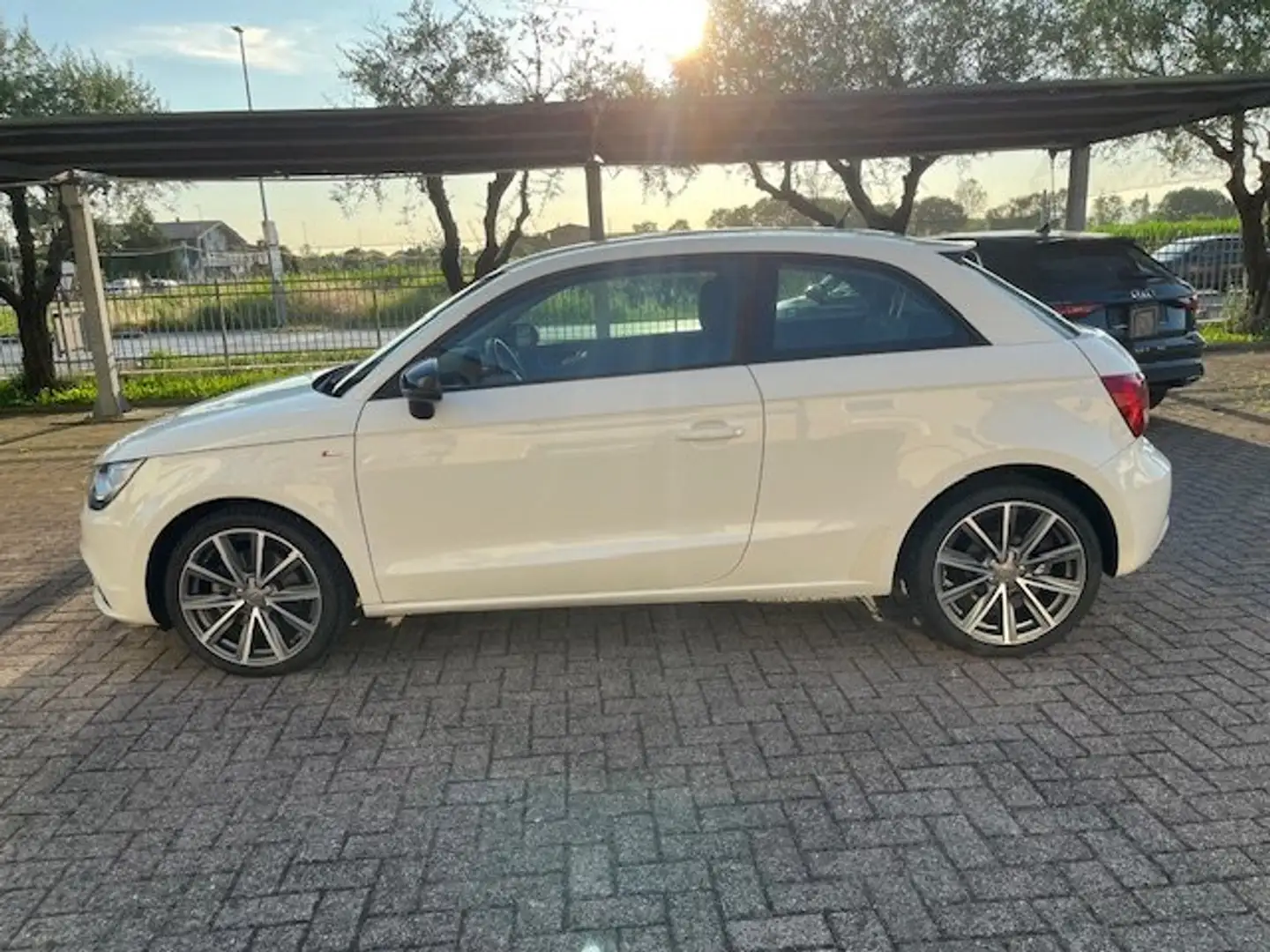 Audi A1 AUDI A 1   TFSI 122 CV  s-tron S line NAVI+LED Blanco - 1