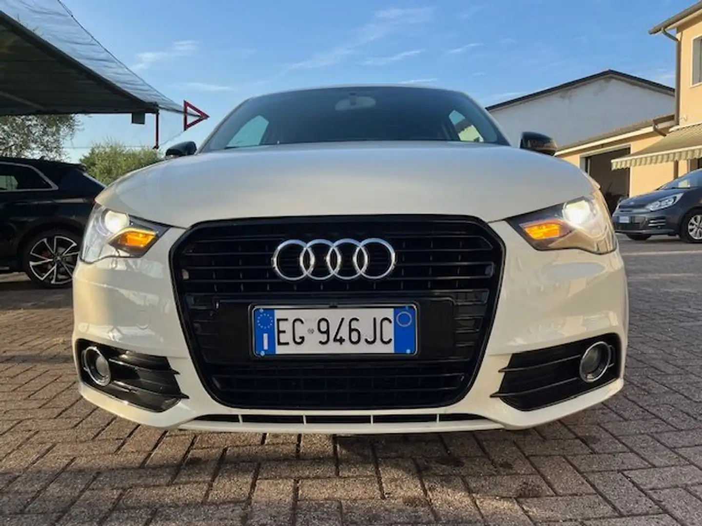 Audi A1 AUDI A 1   TFSI 122 CV  s-tron S line NAVI+LED Blanco - 2