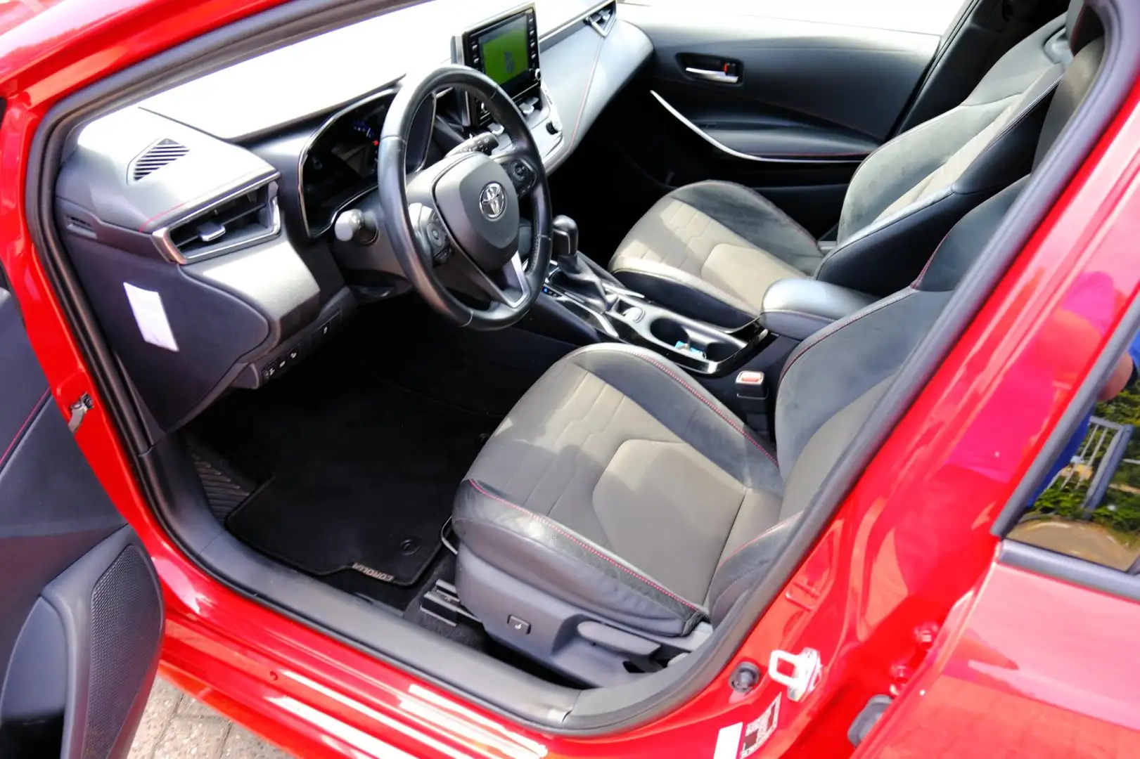 Toyota Corolla 1.8 Hybrid Executive Aut. Pano|Leder-Alcant |Navi| Rood - 2