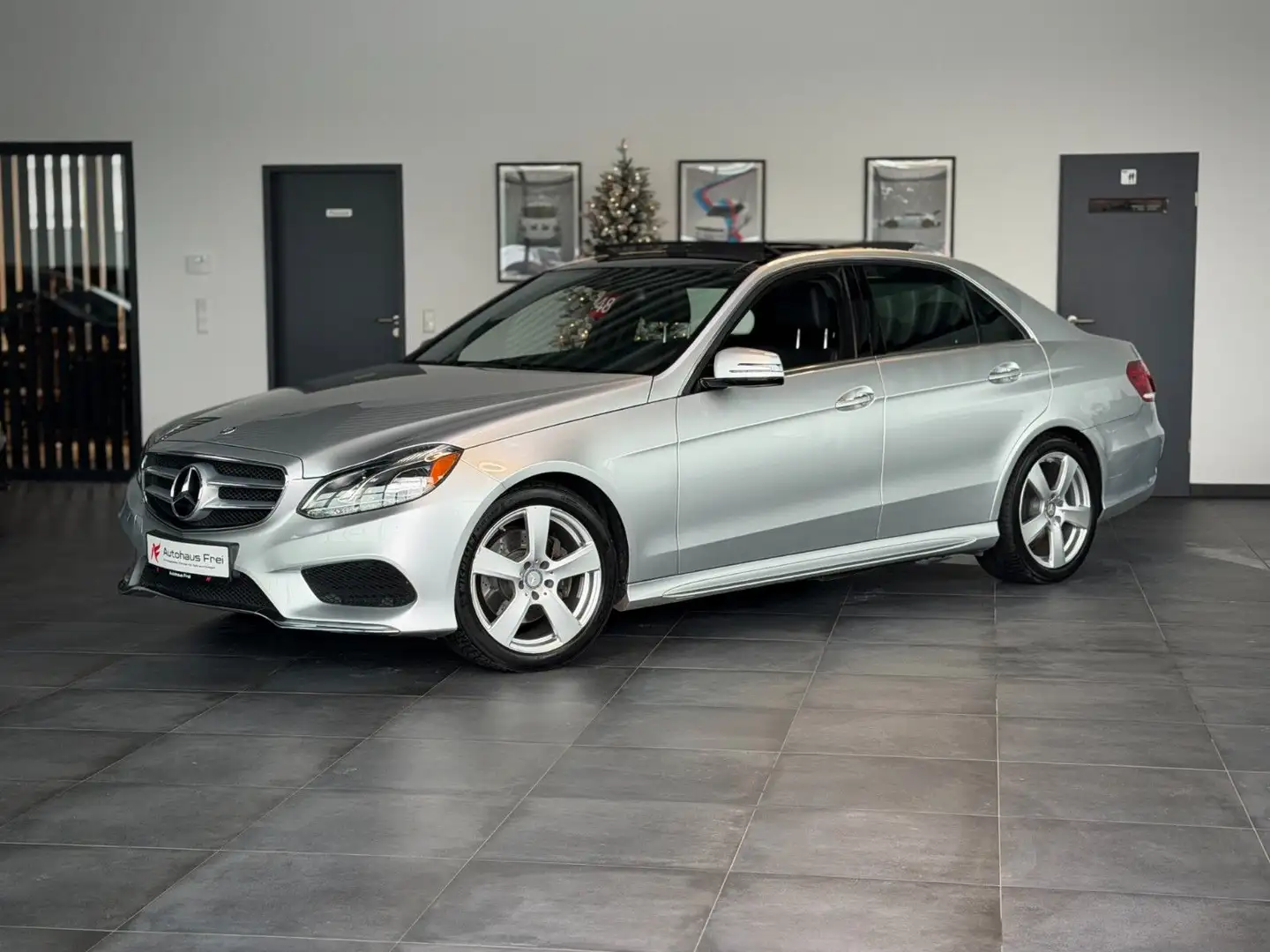 Mercedes-Benz E 350 4MATIC V6 AMG-Line*H&K*Memory*LED*KeylessG Silber - 2