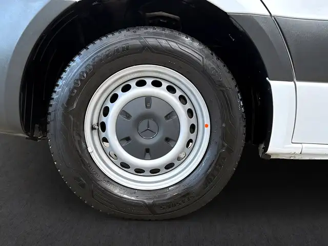 Mercedes-Benz Sprinter view 4