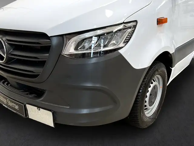 Mercedes-Benz Sprinter view 3