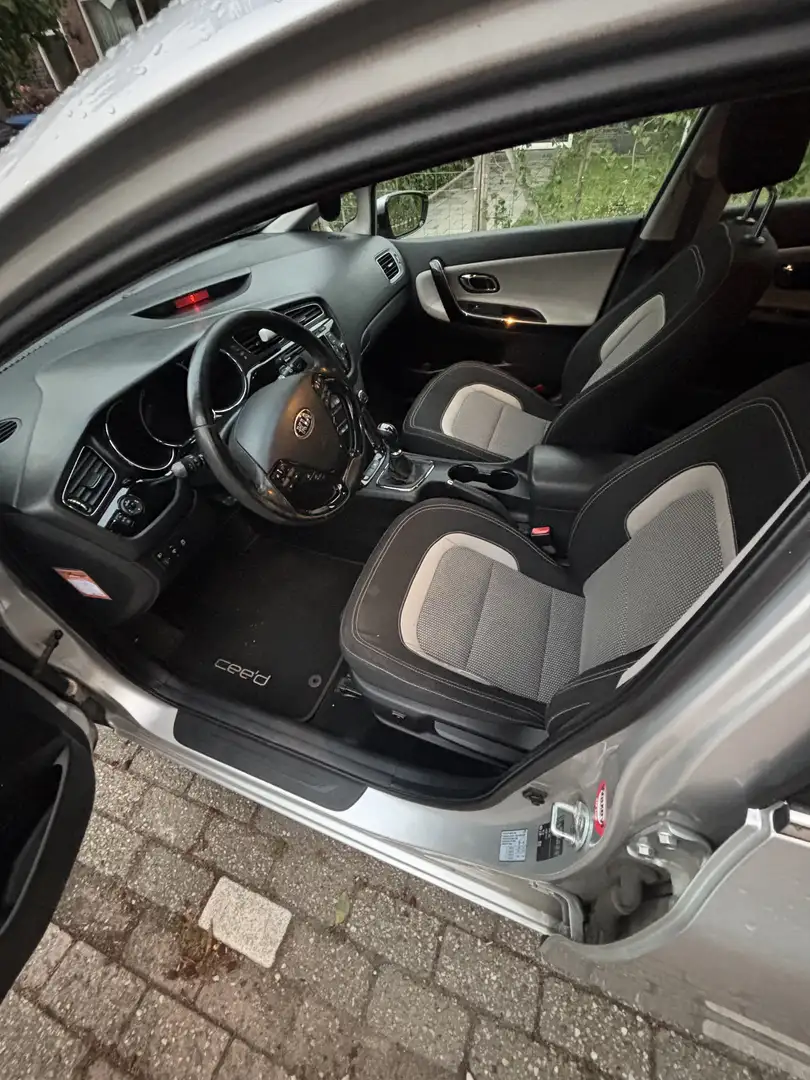 Kia Ceed / cee'd 1.6 GDI Plus Pack Grijs - 2