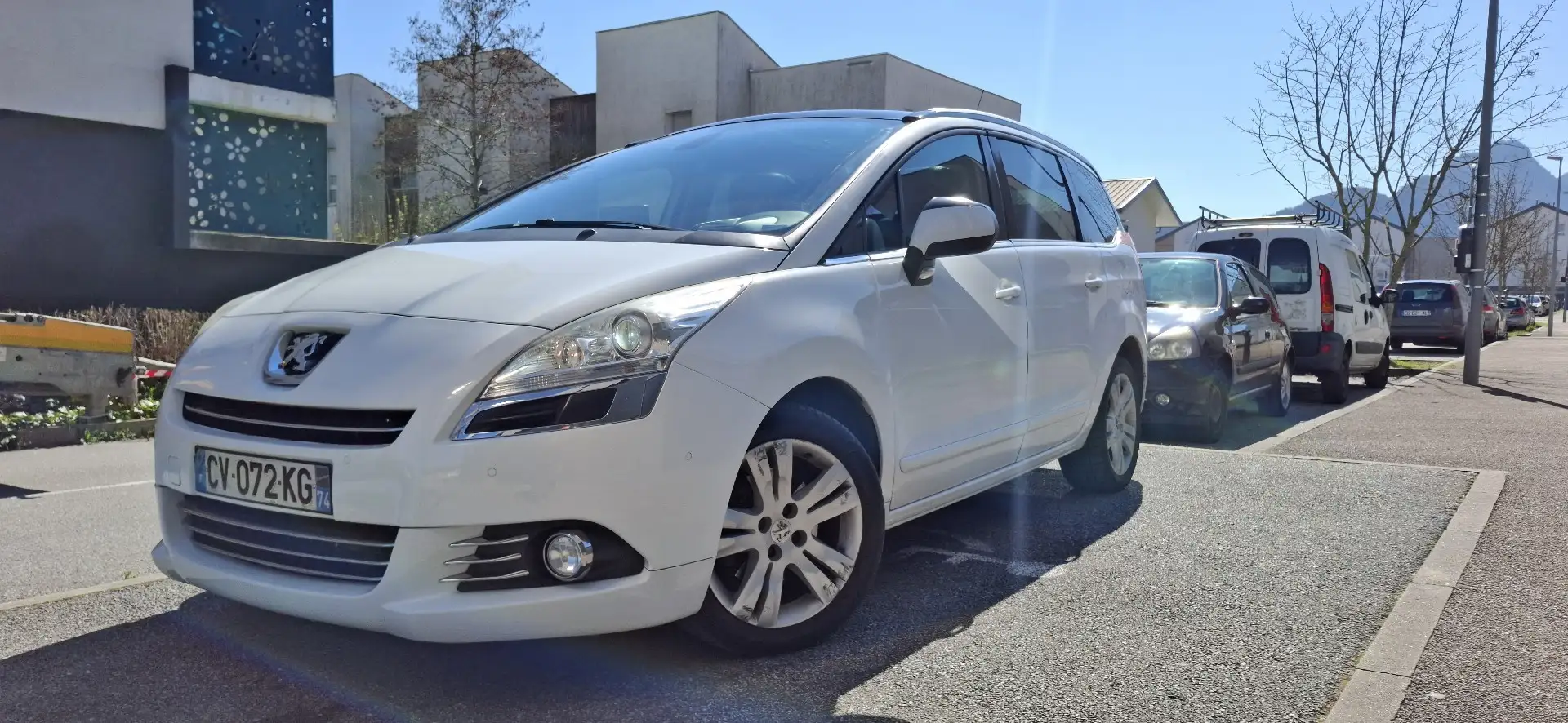 Peugeot 5008 2.0 HDi 150ch FAP BVM6 Allure 7pl - 1