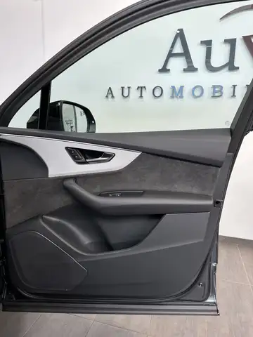Audi Q7 view 11