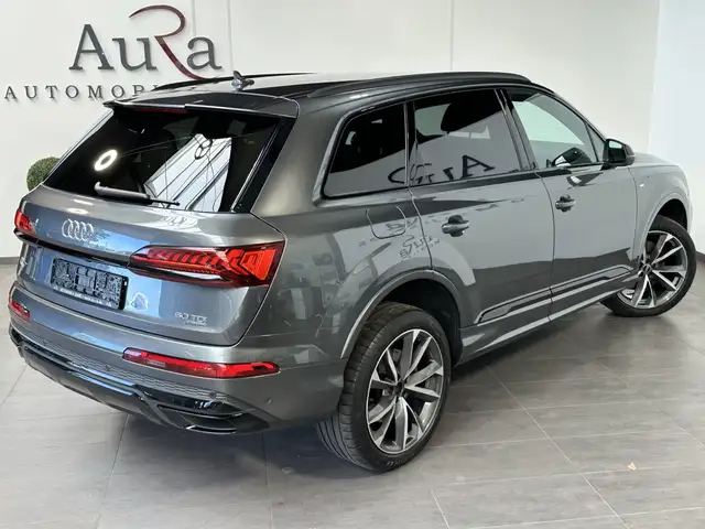 Audi Q7 view 5