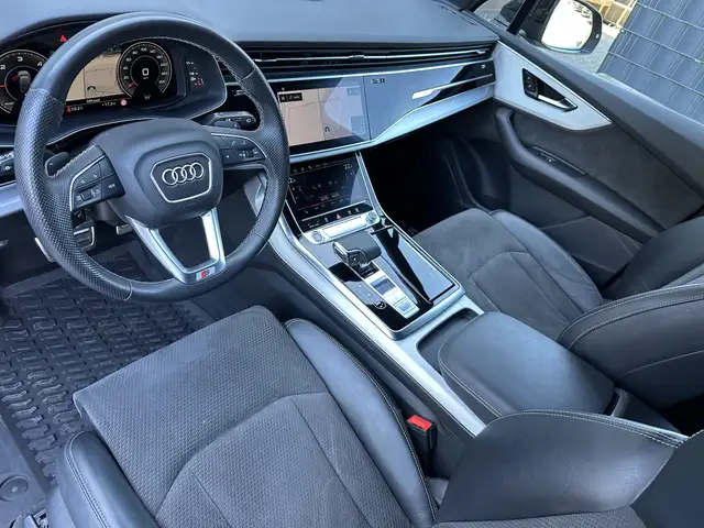 Audi Q7 view 12