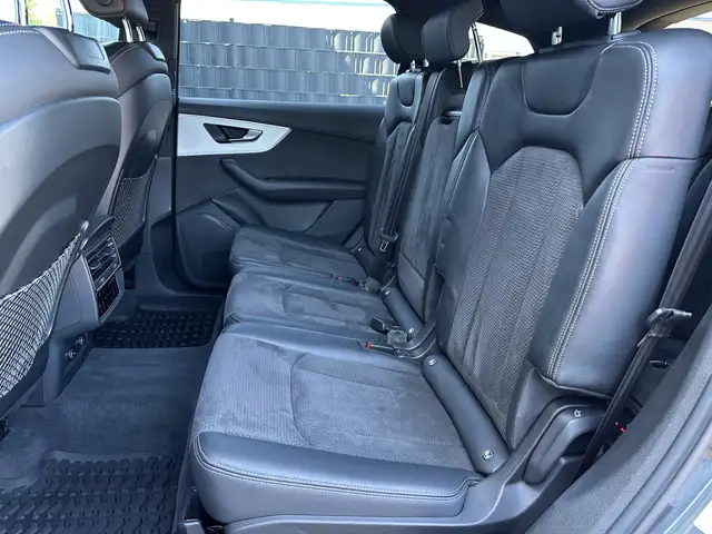 Audi Q7 view 14