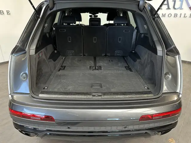 Audi Q7 view 6