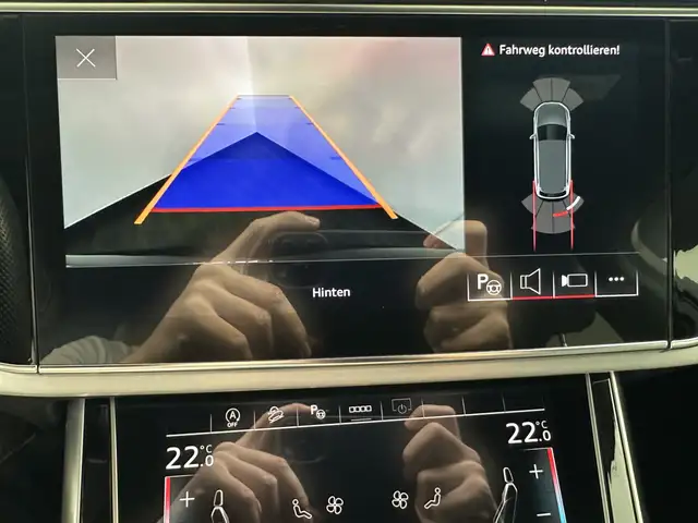 Audi Q7 view 19
