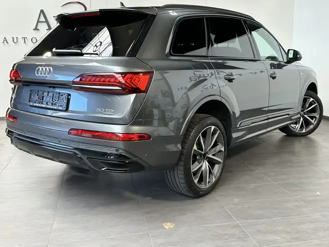 Audi Q7 view 4