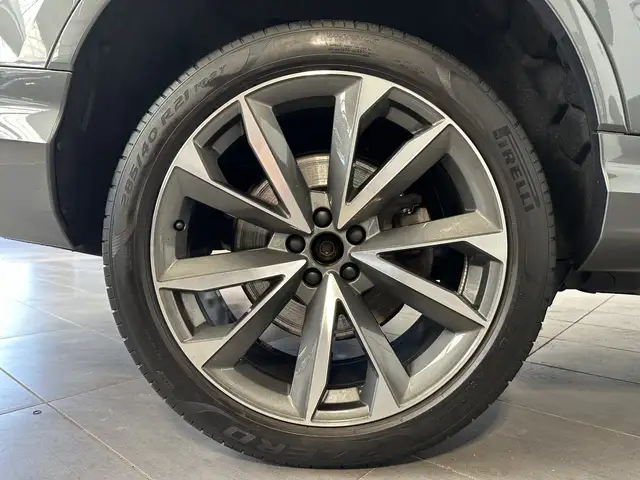 Audi Q7 view 3