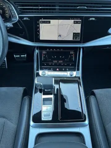 Audi Q7 view 16