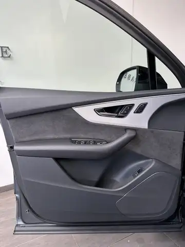 Audi Q7 view 10