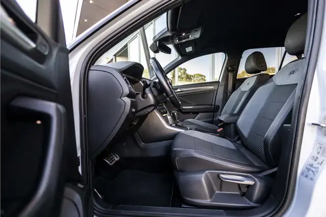 Volkswagen T-Roc view 9