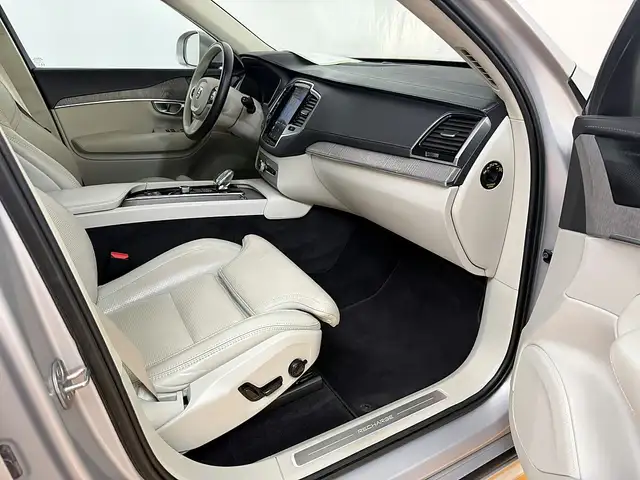 Volvo XC90 view 8