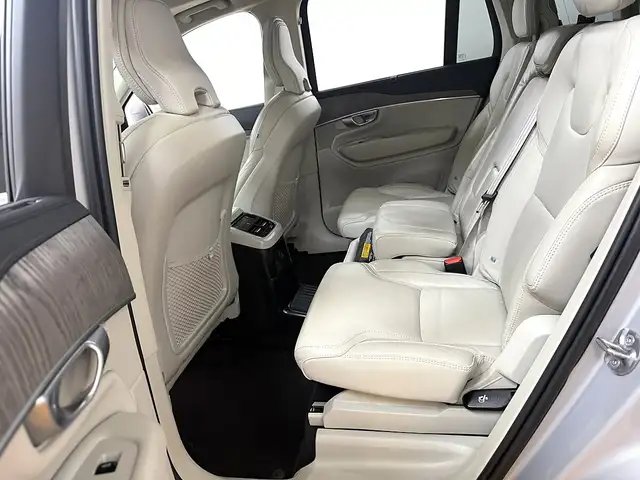 Volvo XC90 view 10