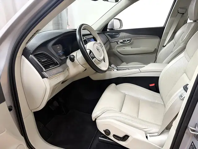 Volvo XC90 view 5