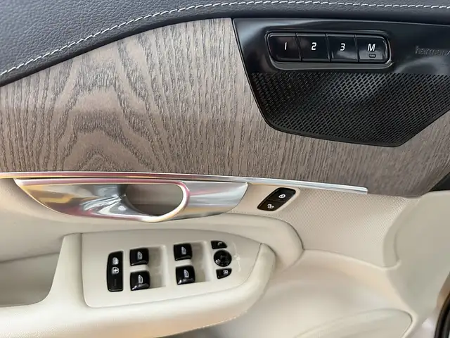 Volvo XC90 view 30