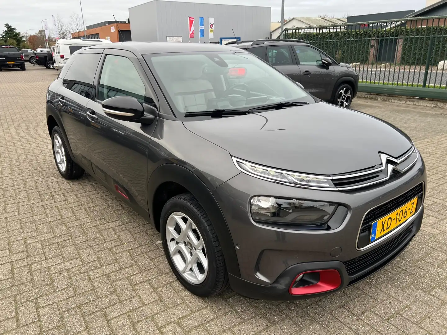 Citroen C4 Cactus 1.2 PureTech Shine Grijs - 2