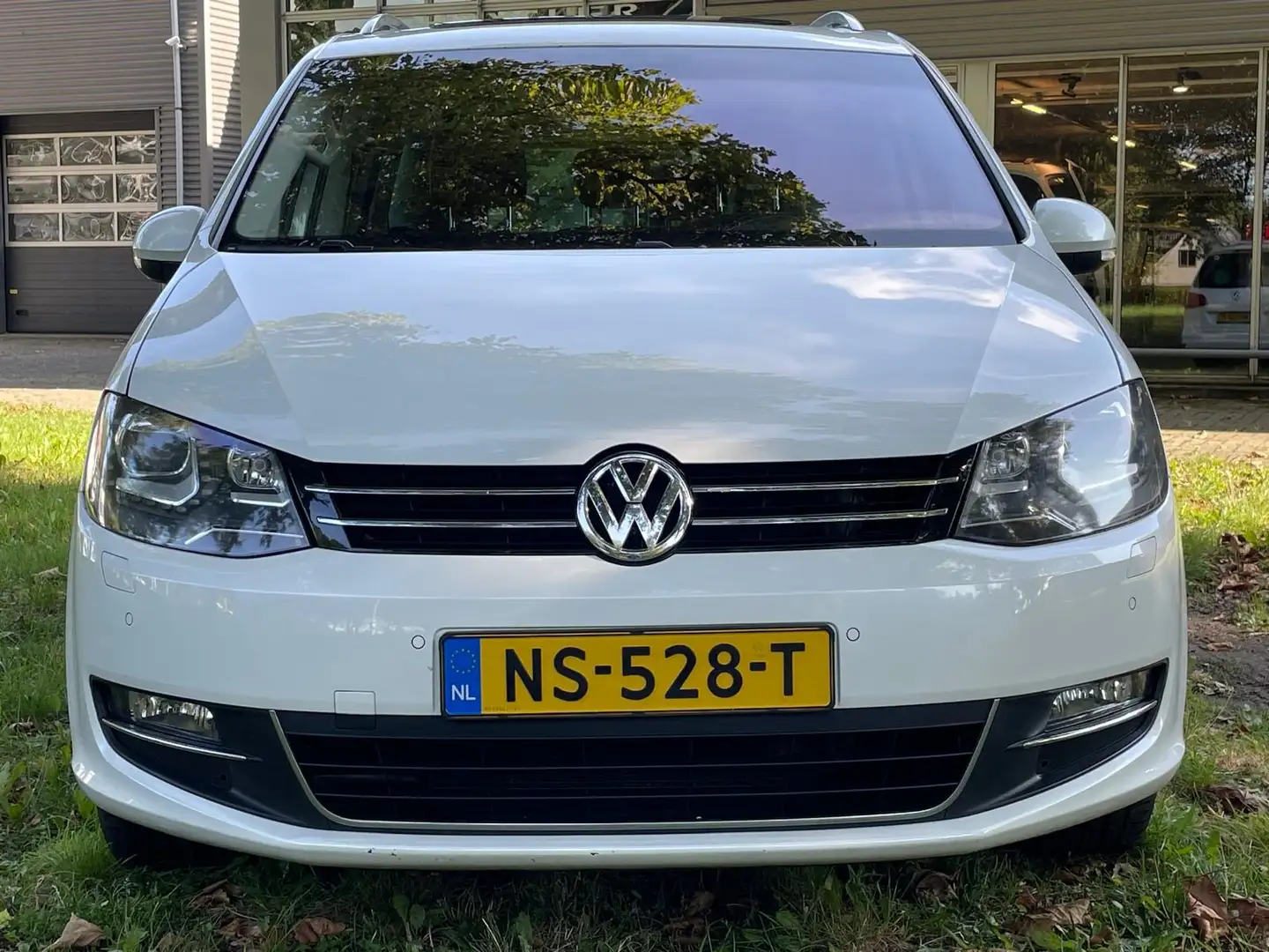 Volkswagen Sharan 2.0 TSI Highline Pano. 7Pers. GROTE NAVI Wit - 2