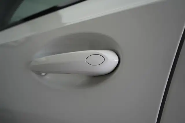 BMW 3 Series view 13