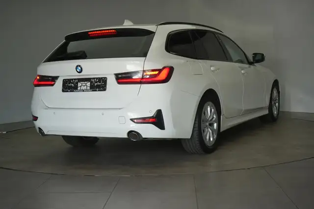 BMW 3 Series view 5