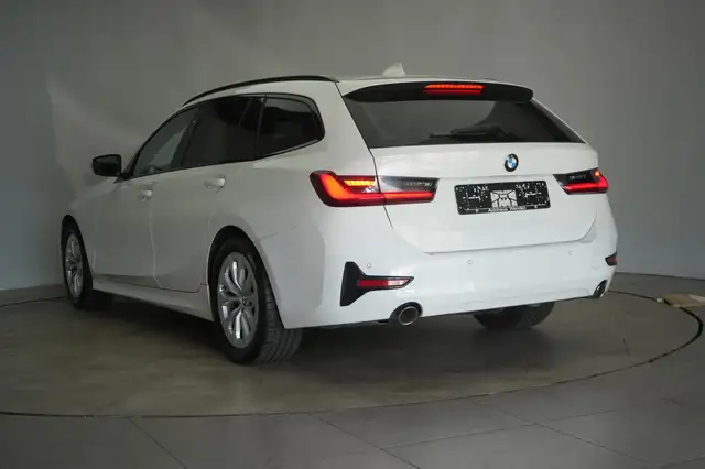 BMW 3 Series view 4