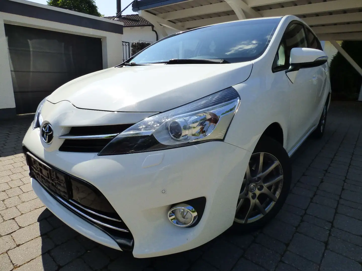 Toyota Verso 2.2d Verso Executive *Automtik*AHK*Navi*Kamera* Wit - 1