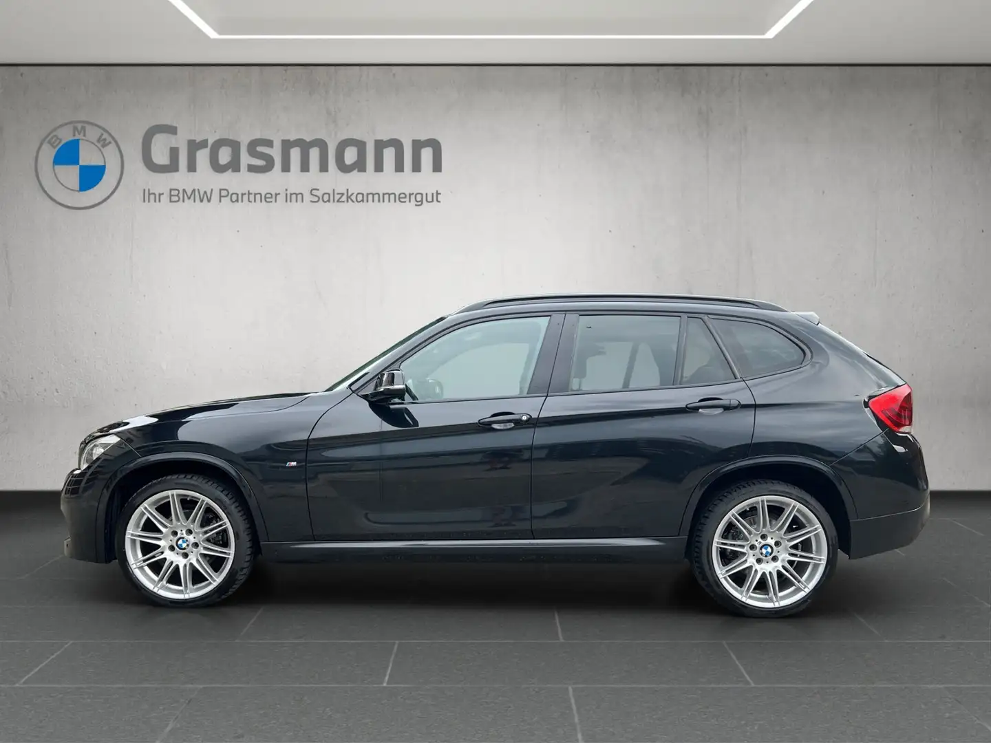 BMW X1 xDrive18d Schwarz - 2