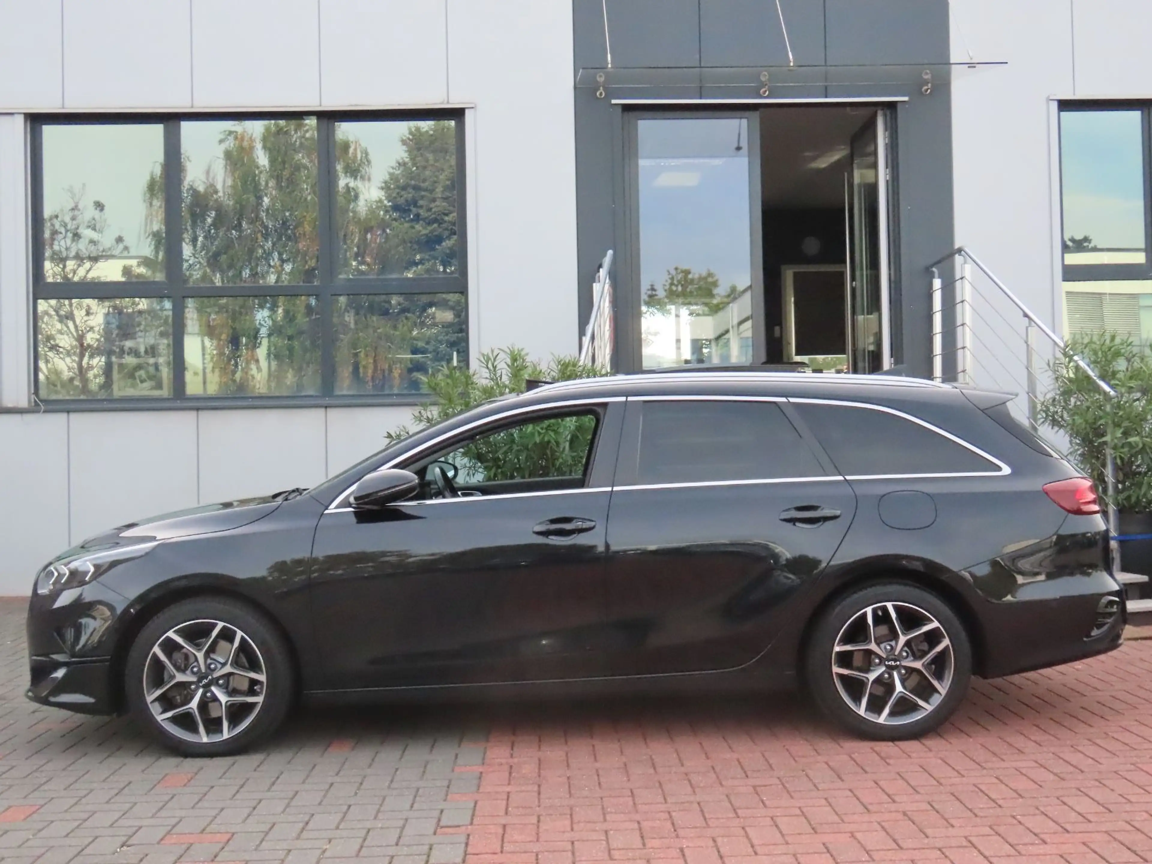 Kia Ceed SW / cee'd SW cee'd SW 1.6 CRDI Autom. Leder Sitzlüftung Klima — photo 14