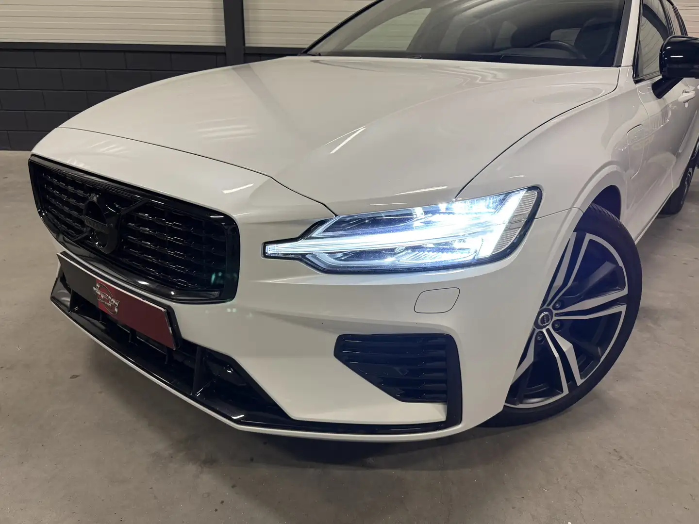 Volvo V60 T6 Recharge AWD R-Design PANO/TREKHAAK/HEAD-UP/MEM Wit - 2