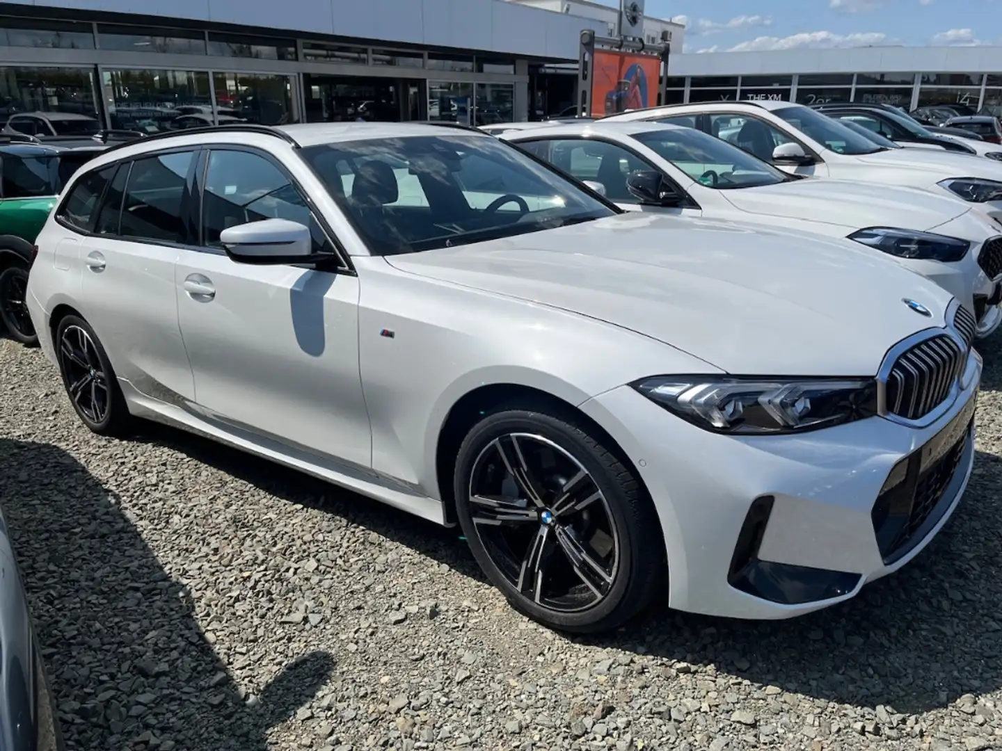 BMW 330 i A xDrive Touring M Sport Navi SHZ ParkAss Hifi D Weiß - 2