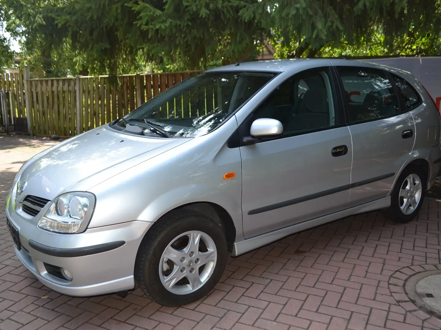Nissan Almera Tino Acenta plus Klimaaut., SHZ, 1.Besitz!, TÜV Neu! Grijs - 2