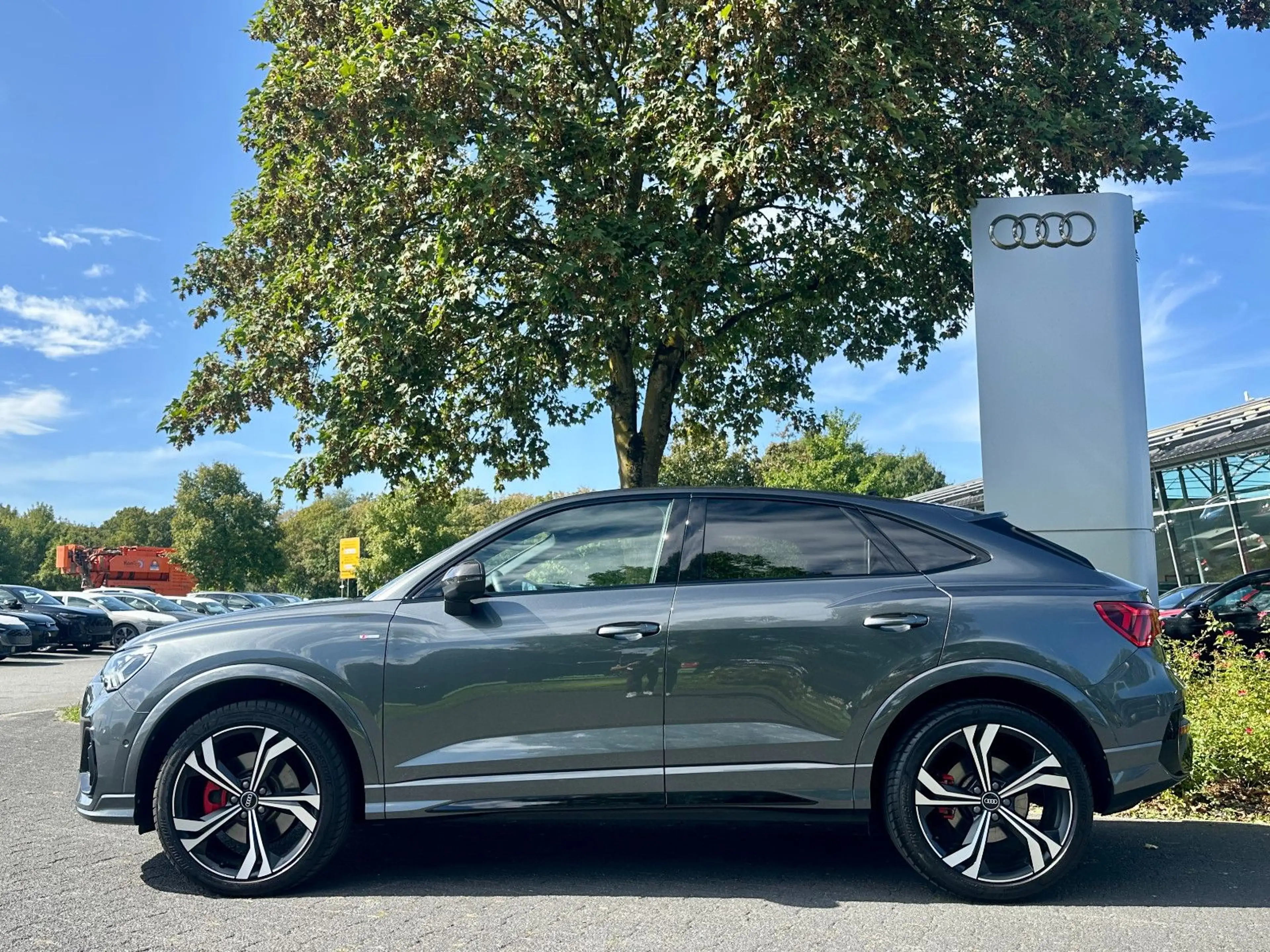 Audi Q3 Sportb. 45TFSI q S LINE BLACK PANO AHK STANDH — photo 4
