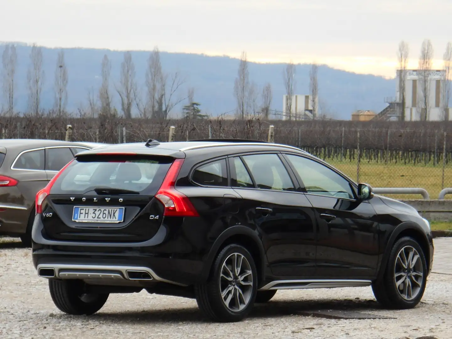 Volvo V60 Cross Country 2000 D4 190CV Business Plus Geartronic (FWD) Negro - 2