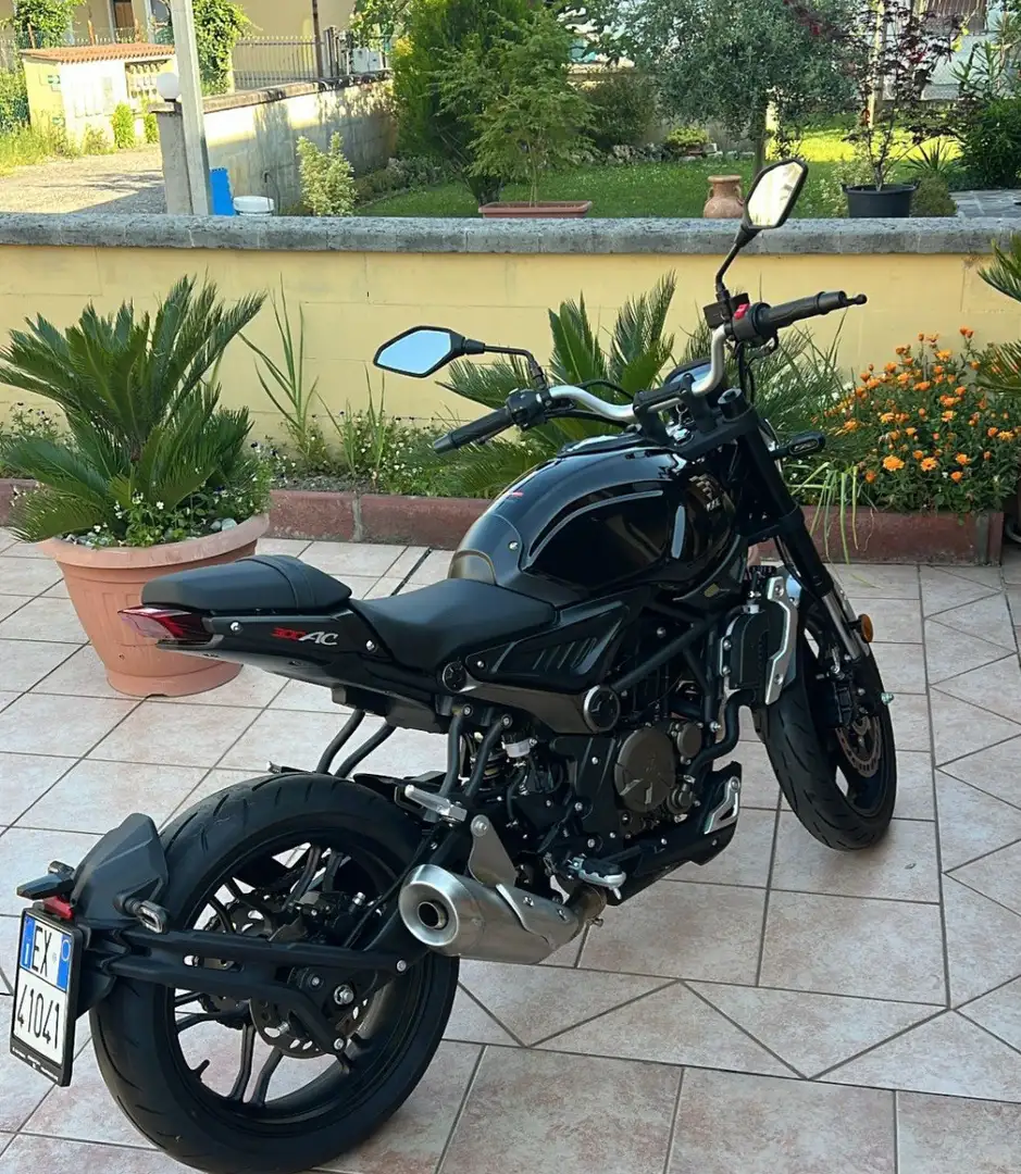 Voge 300AC Fekete - 1