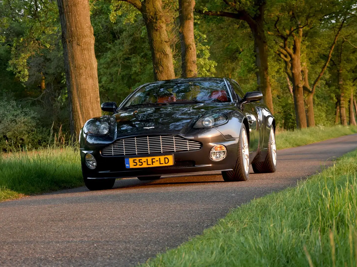 Aston Martin Vanquish V12 2+2 Cairngorm Grey Metallic 23172km Y2002 siva - 2