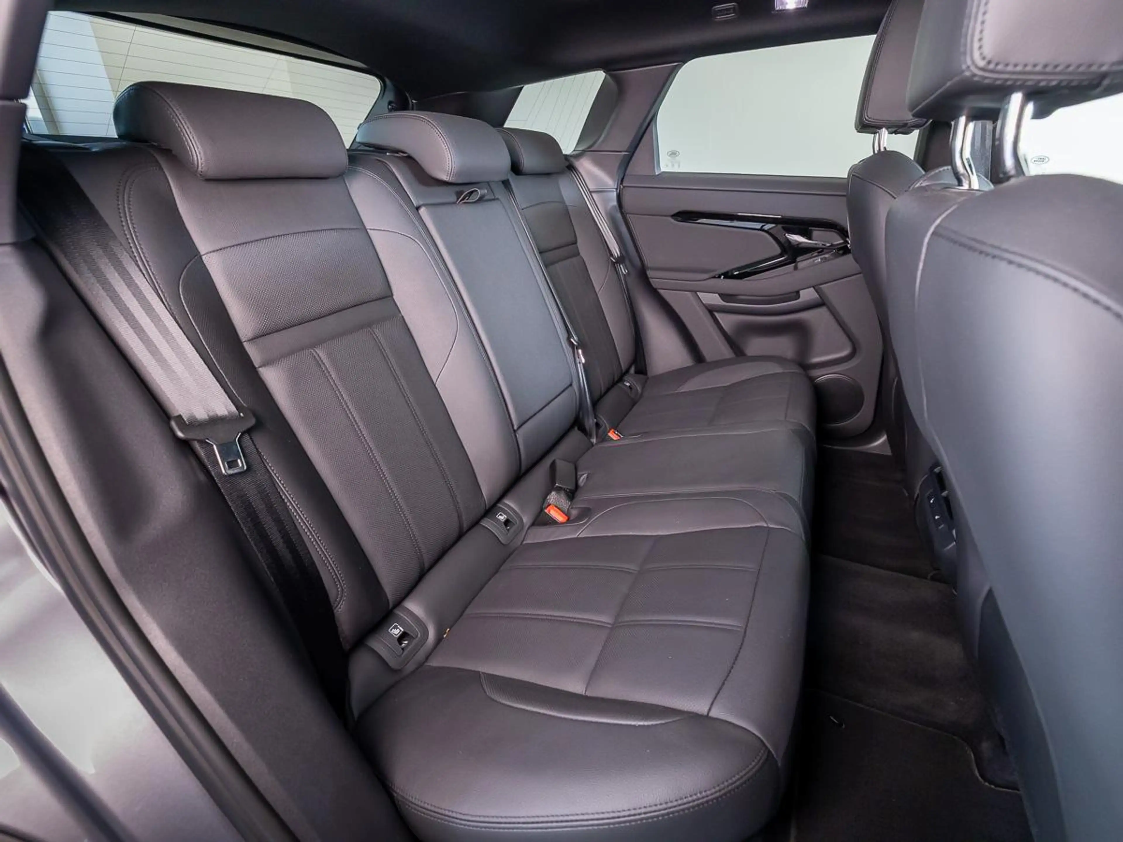 Land Rover Range Rover Evoque 1.5 P270e PHEV AWD SE Dynamic Edition l Cold Clima — photo 5