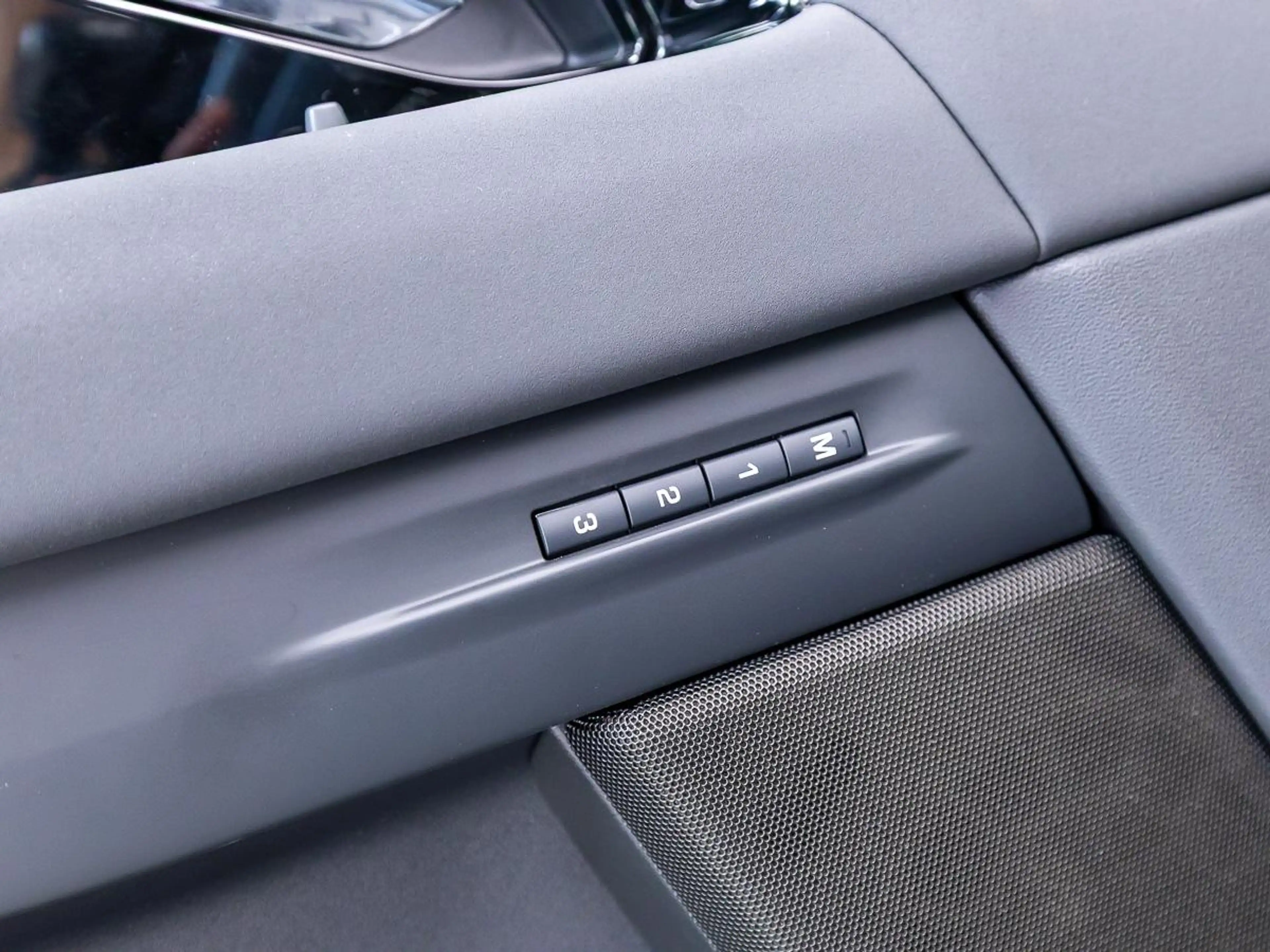 Land Rover Range Rover Evoque 1.5 P270e PHEV AWD SE Dynamic Edition l Cold Clima — photo 15