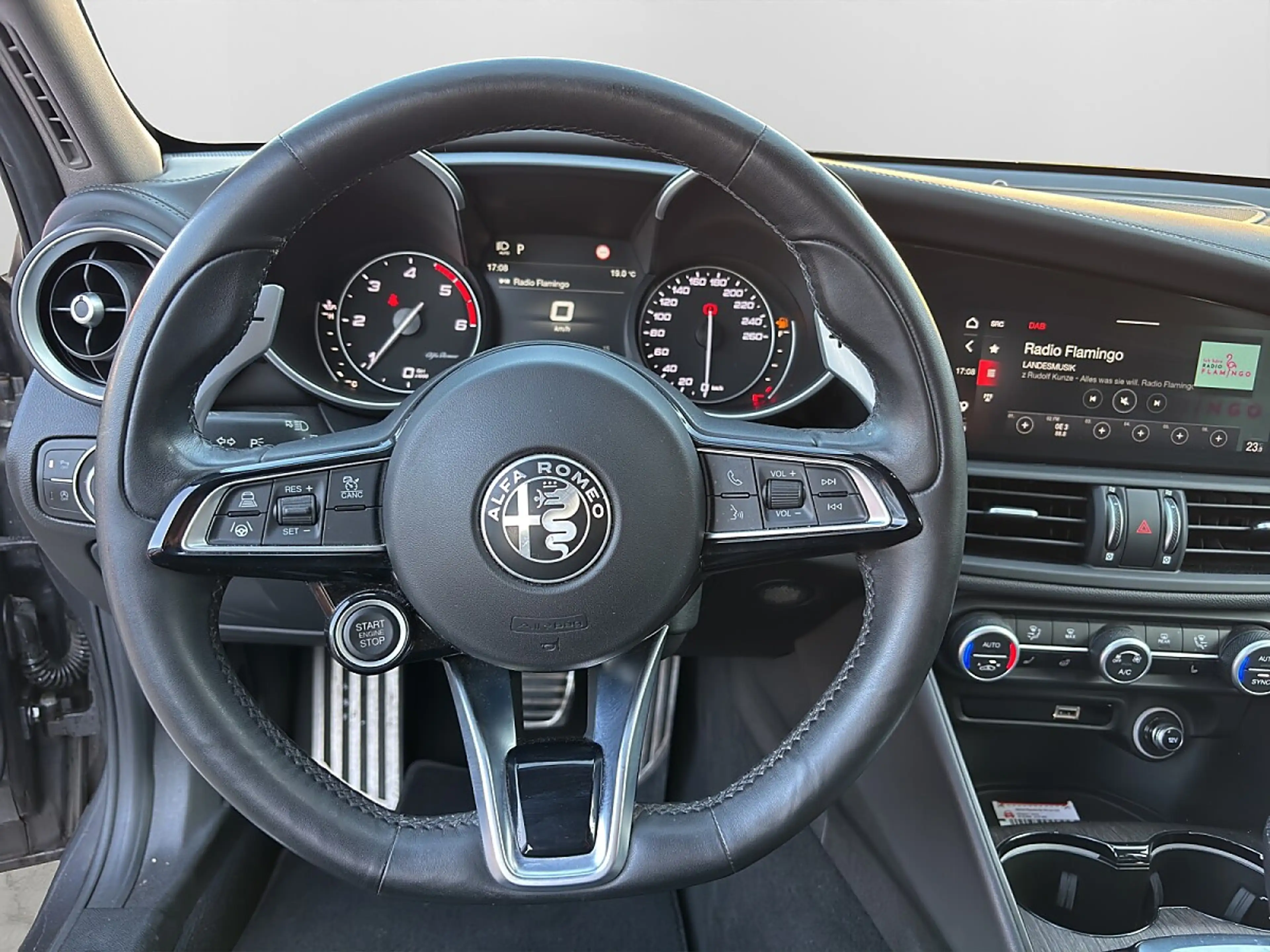 Alfa Romeo Giulia Ti 2,2 16V 190 AT8 — photo 11