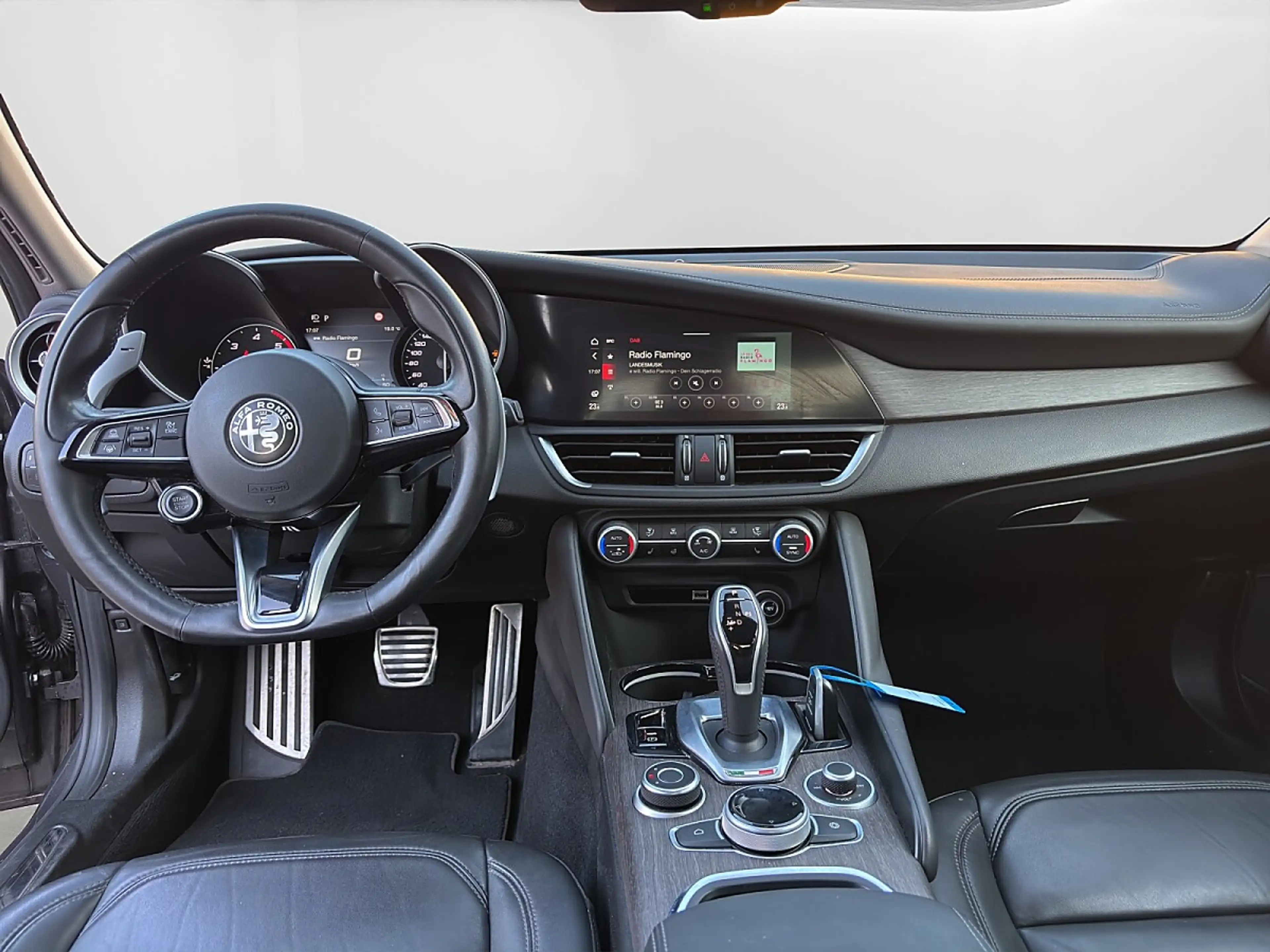 Alfa Romeo Giulia Ti 2,2 16V 190 AT8 — photo 10