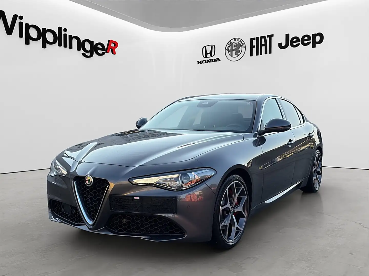 Alfa Romeo Giulia Ti 2,2 16V 190 AT8 Grau - 1