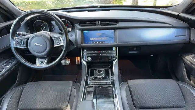 Jaguar XF view 11