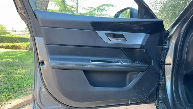 Jaguar XF view 7