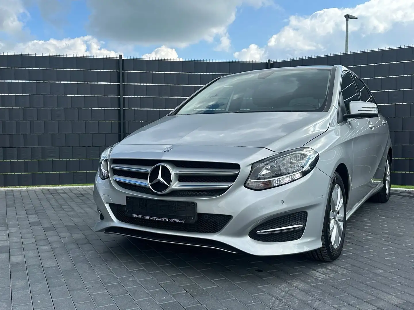 Mercedes-Benz B 180 Sports-Tourer*AUTOMATIK*CAM*SHZ*NAVI* Argent - 1