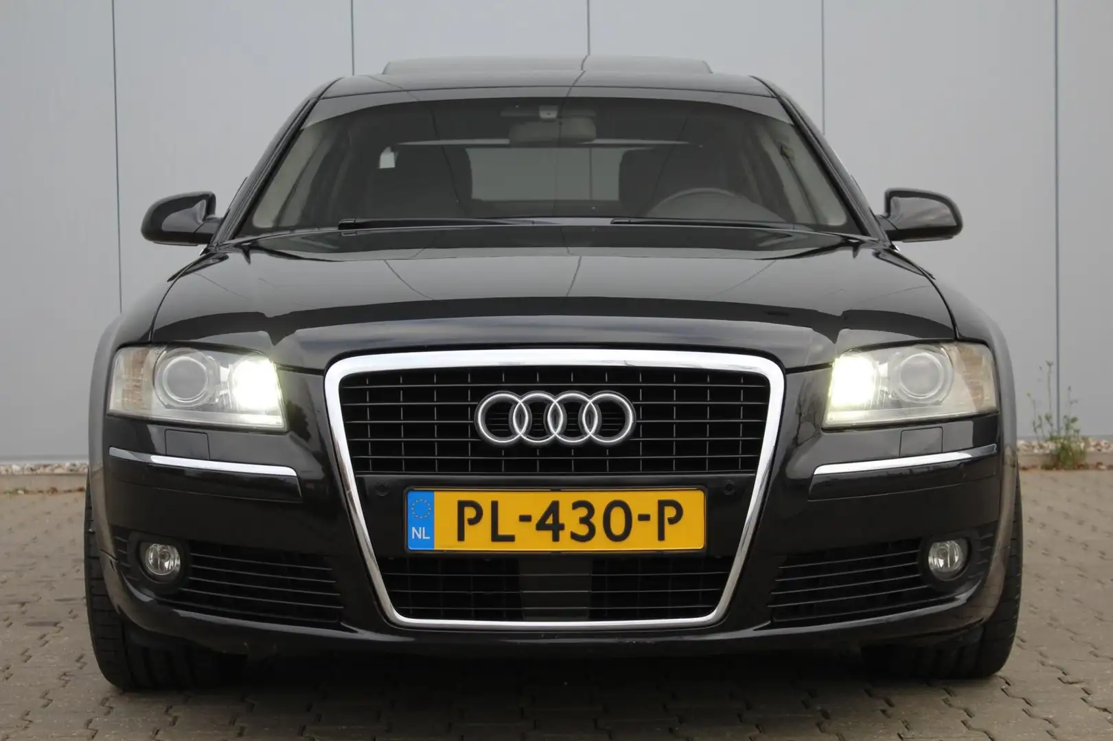 Audi A8 6.0 quattro Lang W12 | Youngtimer | Leder | Stoelk Zwart - 2