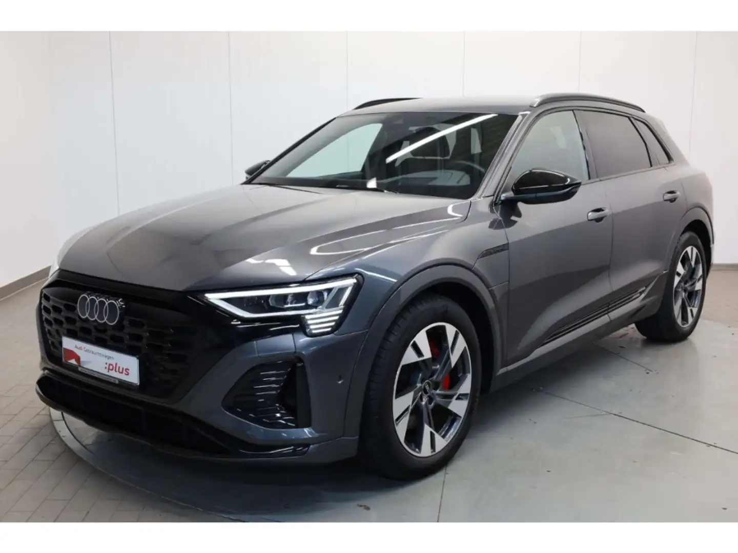 Audi Q8 e-tron S line Grau - 2